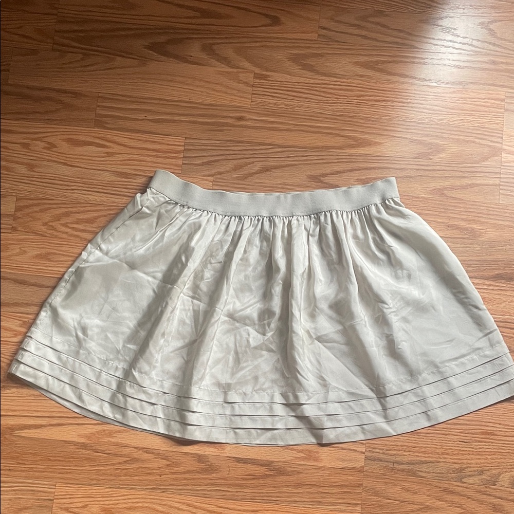 Bcbgmaxazria skirt size m 100% silk cloud grey, has a hint of gold color
